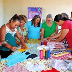 Curso em São Félix oferece materiais e ensina alunas a preparar os moldes dos enxovais que serão doados - Foto: Loise Maria/Governo do Tocantins