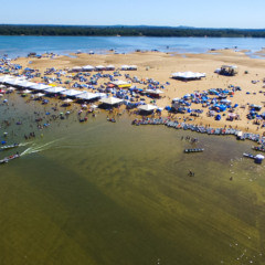 Turistas e moradores lotam as praias do Tocantins para aproveitar os shows e atividades promovidos durante a Temporada de Praia 2025 - Foto: Hermes Macedo/Governo do Tocantins