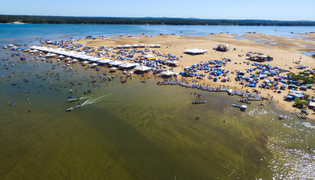 Turistas e moradores lotam as praias do Tocantins para aproveitar os shows e atividades promovidos durante a Temporada de Praia 2025 - Foto: Hermes Macedo/Governo do Tocantins