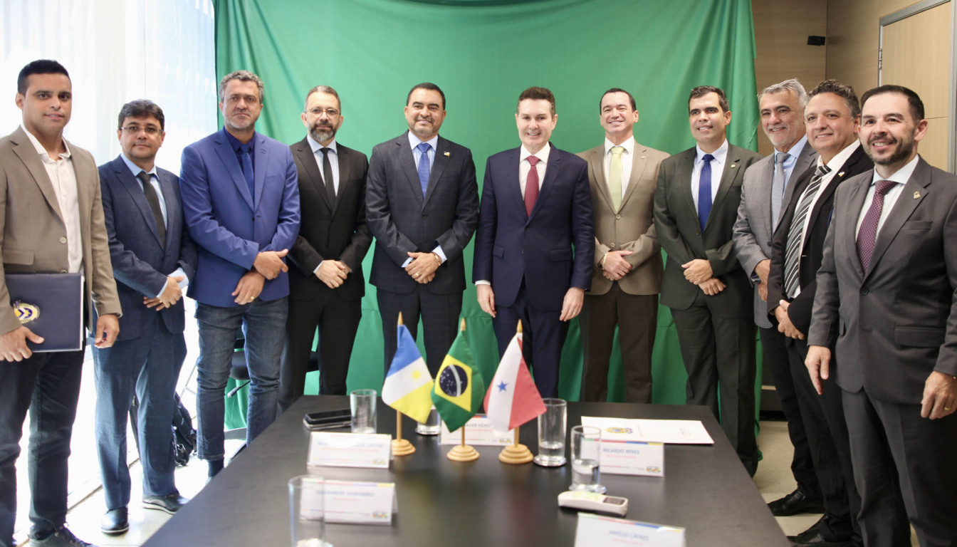 Governador Wanderlei Barbosa ao lado do ministro das Cidades, Jader Barbalho Filho, e autoridades tocantinenses durante reunião em Brasília - Foto: Thiago Cruz/Governo do Tocantins 