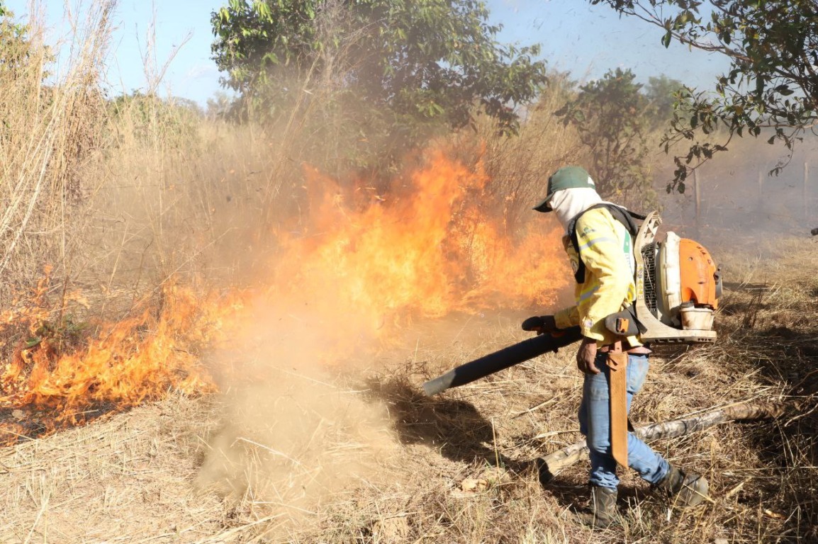 Brigadista do Naturatins durante manejo do fogo em Unidade de Conservação 