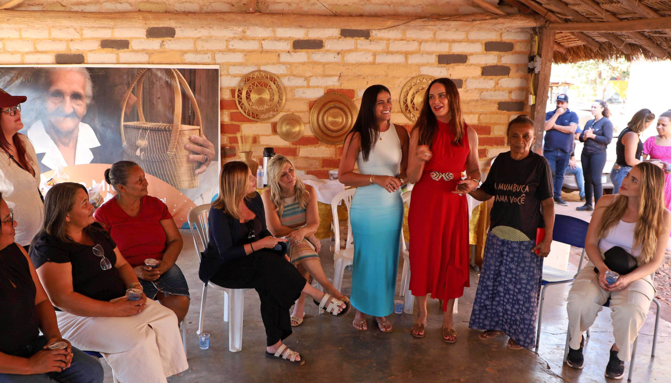 Primeira-dama Karynne Sotero promove roda de conversa com artesãs na comunidade quilombola Mumbuca, no Jalapão