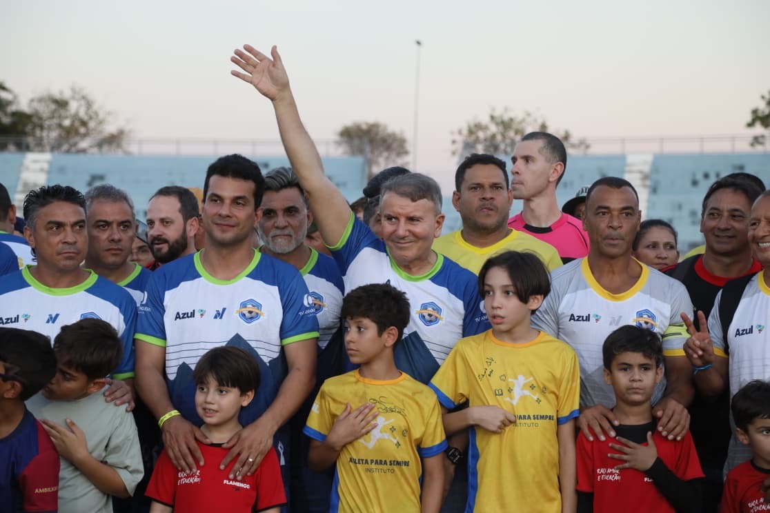 Organizado por Irajá, Futebol solidário arrecada cerca de 90 toneladas de alimentos com craques em campo e participação de Eduardo Siqueira , Laurez, Luxemburgo e outros políticos 