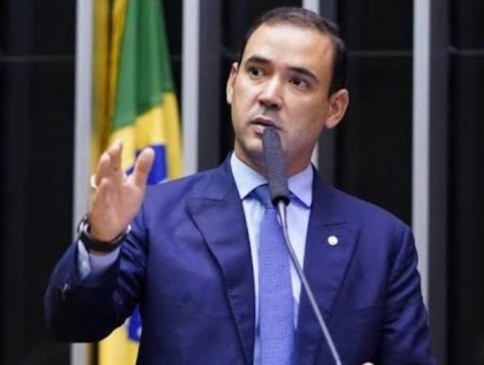 Deputado tocantinense se manifesta e critica prisão domiciliar de Bolsonaro