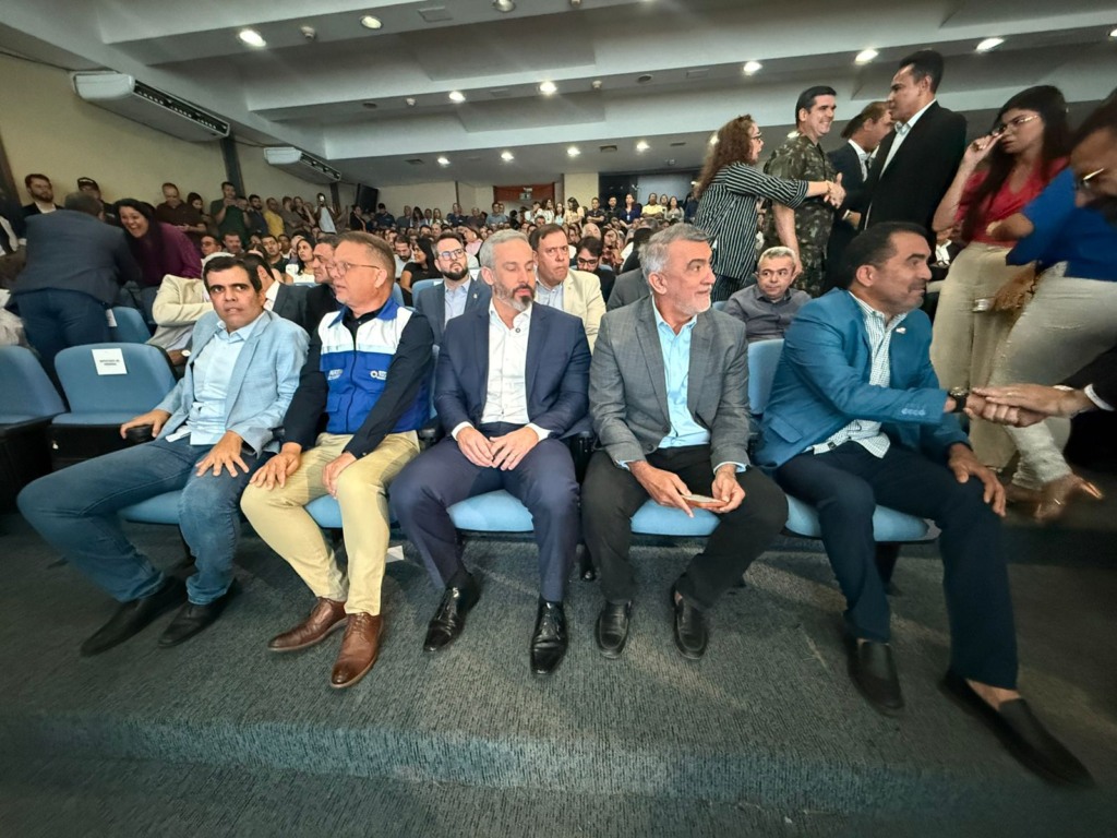 Governador rompe ligamento e mesmo assim participa de cerimônia de federalização da TO-050 e outros anúncios do DNIT Governador rompe ligamento e mesmo assim participa de cerimônia de federalização da TO-050 e outros anúncios do DNIT