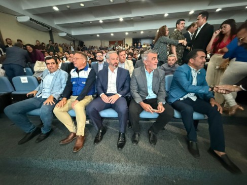 Governador rompe ligamento e mesmo assim participa de cerimônia de federalização da TO-050 e outros anúncios do DNIT