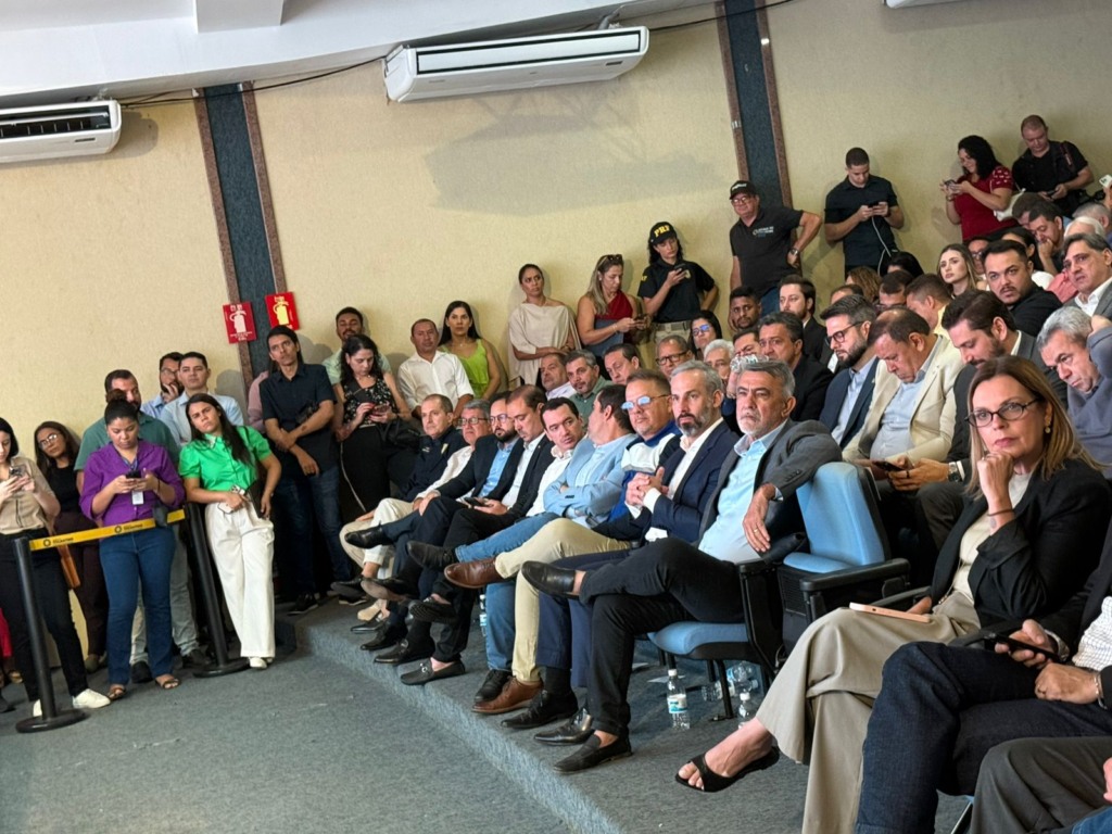 Evento no Palácio tem vários gestos políticos: Vicentinho Jr a Guimarães: “Estão perdendo tempo querendo instigar nós dois brigando”; Wanderlei: “A Casa é sua”