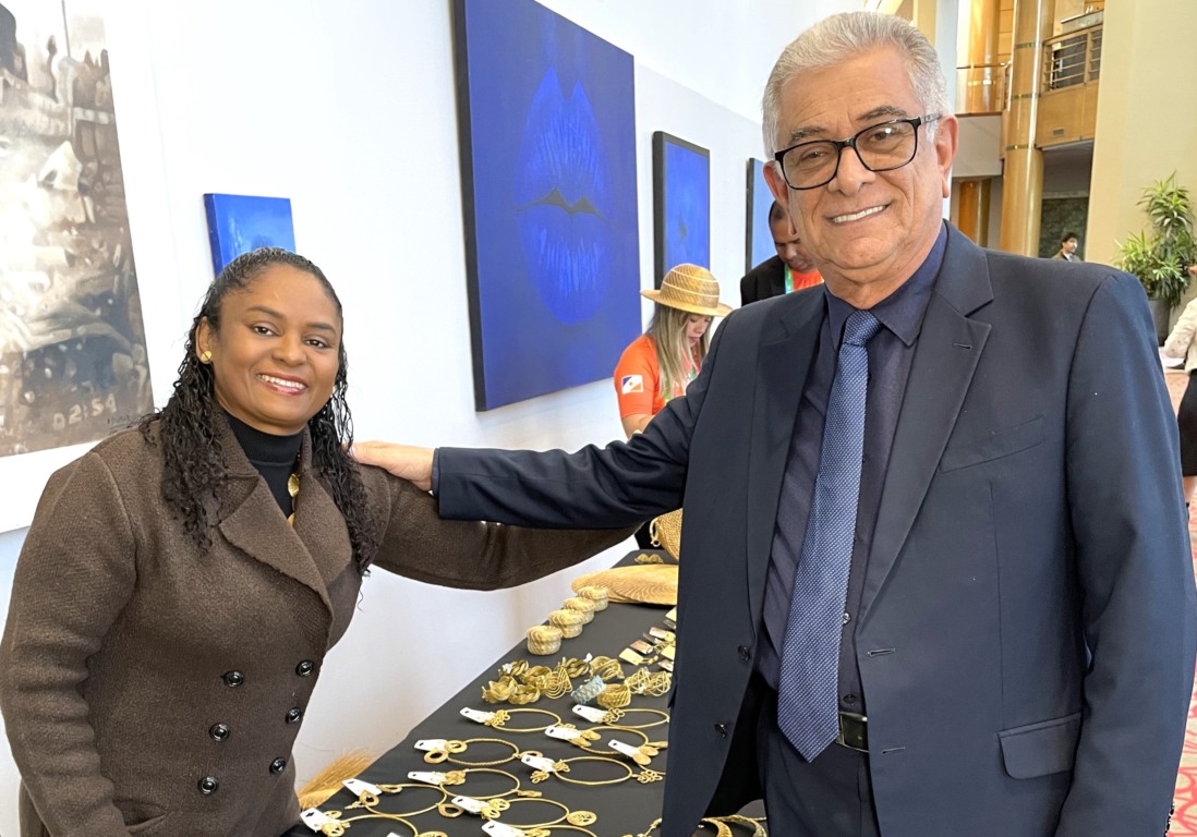 Secretário Hercy Filho com Eliane Bispo, que representou os artesãos tocantinenses que trabalham com o capim-dourado - Foto: Mazim Aguiar/Governo do Tocantins