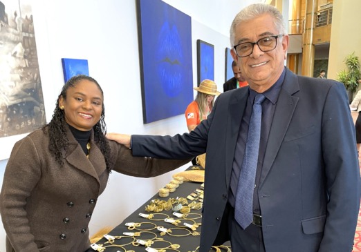 Secretário Hercy Filho com Eliane Bispo, que representou os artesãos tocantinenses que trabalham com o capim-dourado - Foto: Mazim Aguiar/Governo do Tocantins