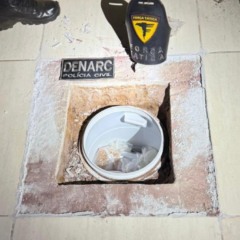 Tonel com o material estava enterrado embaixo do piso da casa - Foto:  Divulgação PCTO