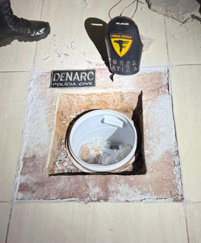 Tonel com o material estava enterrado embaixo do piso da casa - Foto:  Divulgação PCTO