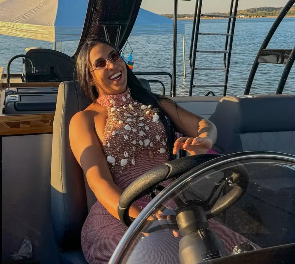 Influencer Karol Digital durante passeio de lancha — Foto: Reprodução/Redes Sociais Karol Digital