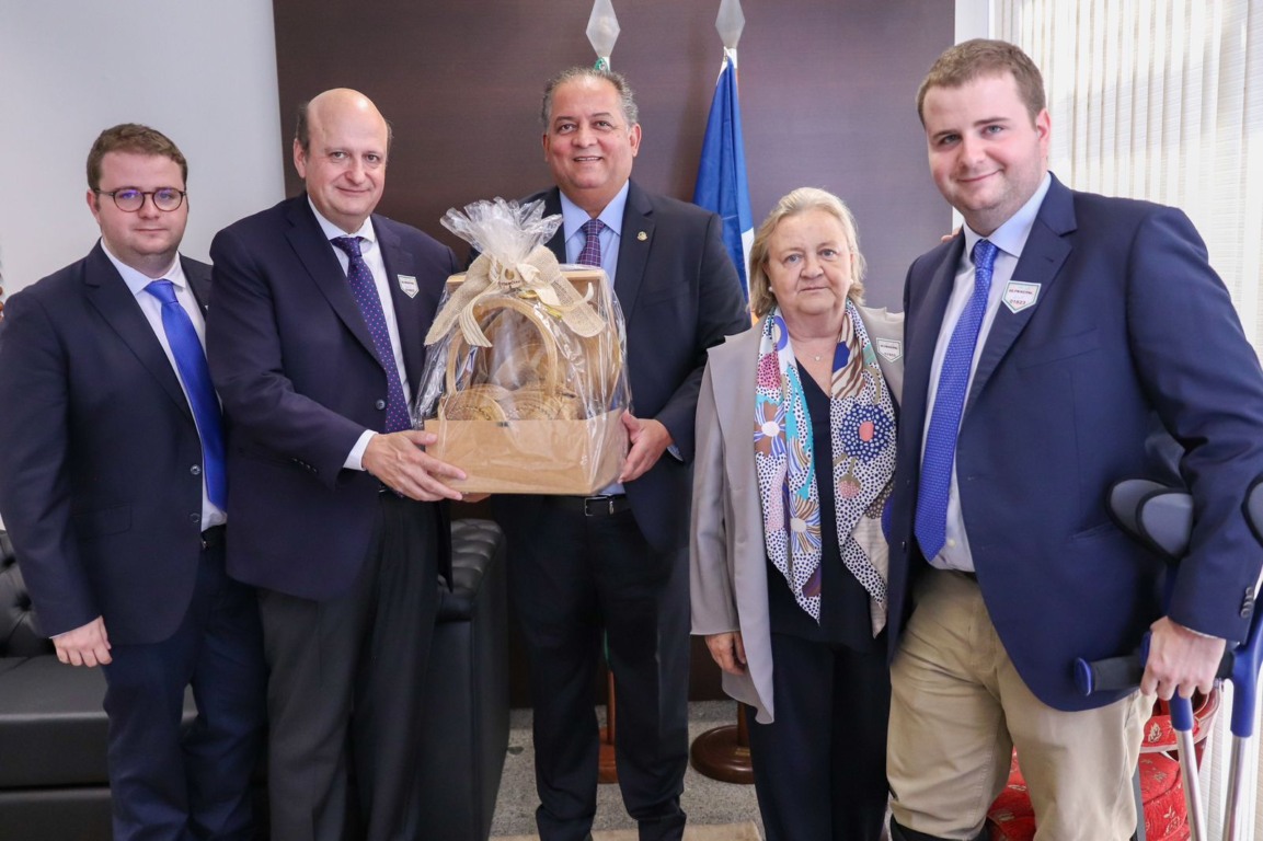 Vice-presidente do Senado, Eduardo Gomes recebe comitiva espanhola e apresenta potencial do Tocantins