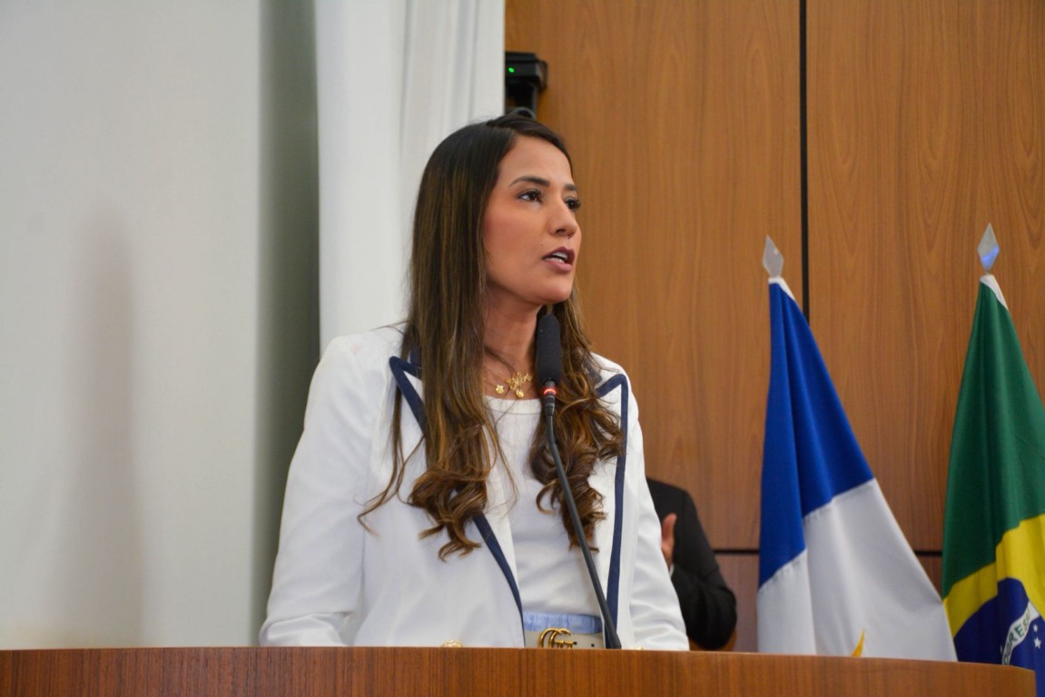 Débora Guedes discursa pela 1ª vez após voltar, faz balanço da Educação e chega a dizer: “não acredito em política feita com coação ou ameaças”