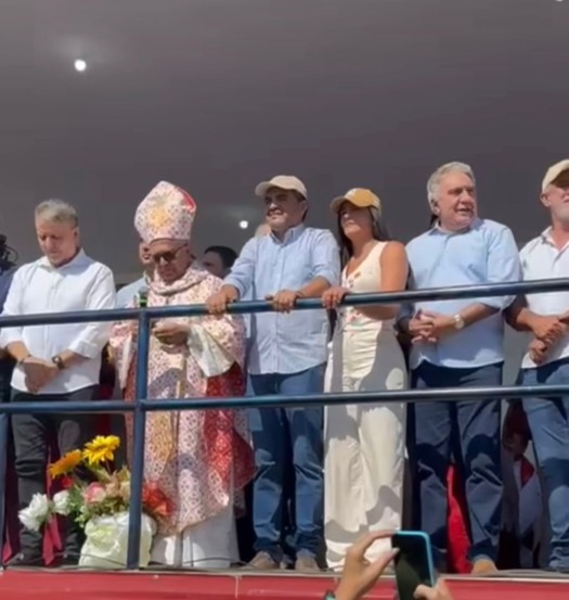 No Bonfim, Governador, pré-candidatos ao governo e Senado e deputados dividem palco da missa