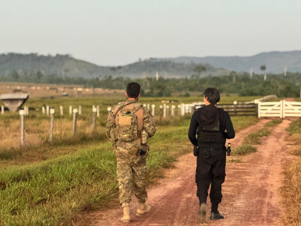 Policiais cumprindo mandado em propriedade rural — Foto: PF/Divulgação