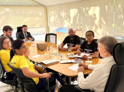 Prefeito Eduardo Siqueira recebe representantes do cadastro reserva do concurso da Educação e afirma que convocará aprovados conforme demanda