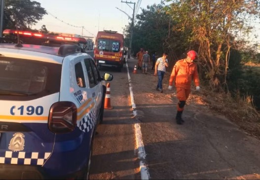 Motociclista perdeu o controle e bateu em uma árvore — Foto: Divulgação/Bombeiros