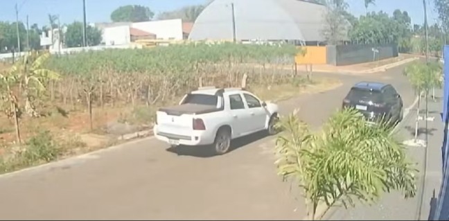 Imagens mostram carro da vítima chegando na casa da suspeita de homicídio — Foto: Reprodução/TV Anhanguera