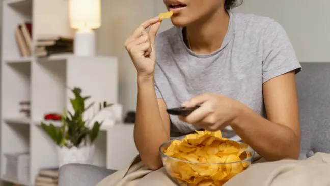 
Estudos recentes apontam que o consumo frequente de ultraprocessados está ligado à perda de força muscular e ao maior risco de fragilidade - Foto: Freepik
