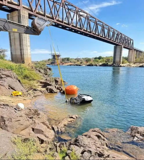 Momento da retirada da caminhonete do Rio Tocantins — Foto: Divulgação/Instagram Elias Junior