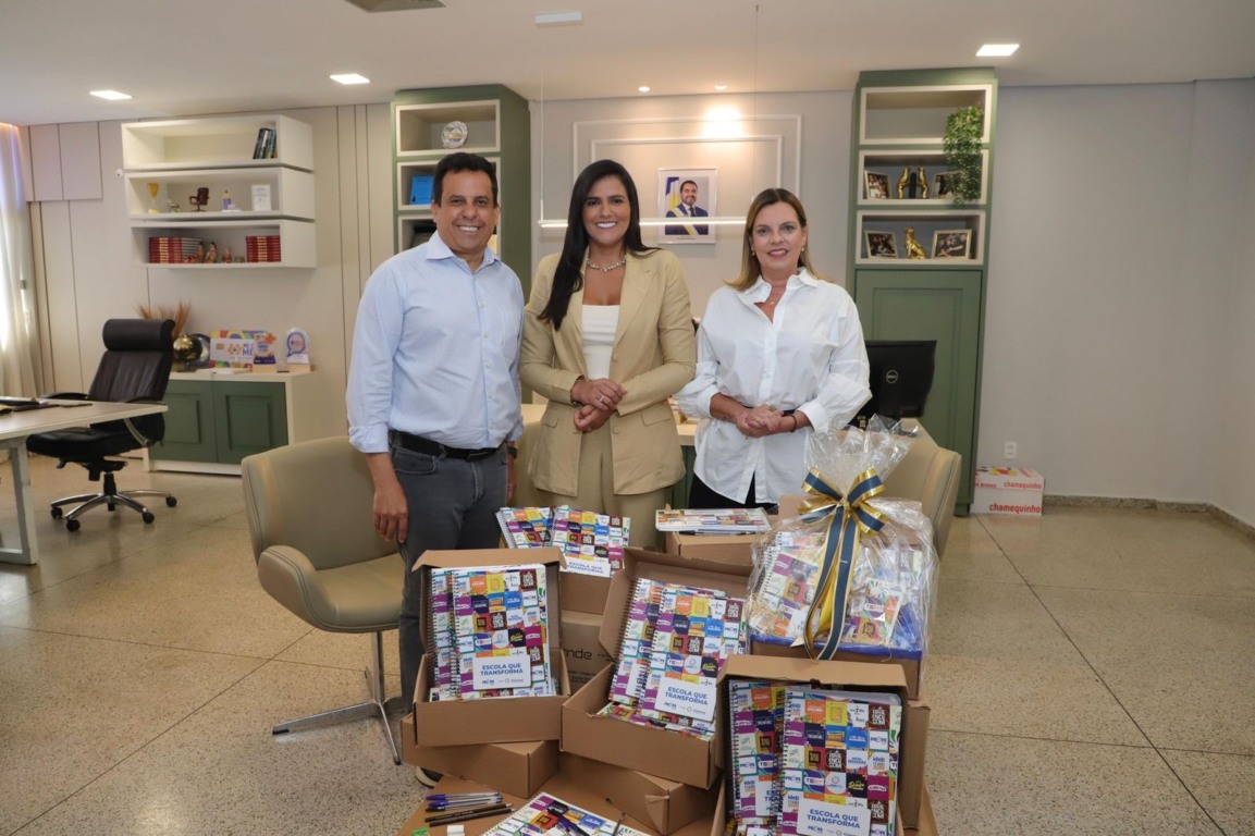 Claudia Lelis e primeira-dama Karynne Sotero entregam kits escolares a estudantes de Formoso após incêndio em transporte escolar Claudia Lelis e primeira-dama Karynne Sotero entregam kits escolares a estudantes de Formoso após incêndio em transporte escolar