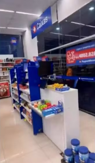 Clientes ficaram presos em farmácia de Palmas durante a noite — Foto: Reprodução/Douglas Correia

