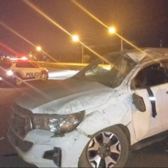Caminhonete conduzida por suspeito de roubo em fazenda de Porto Nacional capotou durante fuga em Palmas — Foto: Ascom 1ºBPM/Divulgação
