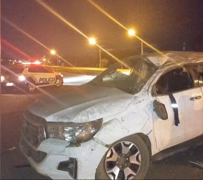Caminhonete conduzida por suspeito de roubo em fazenda de Porto Nacional capotou durante fuga em Palmas — Foto: Ascom 1ºBPM/Divulgação