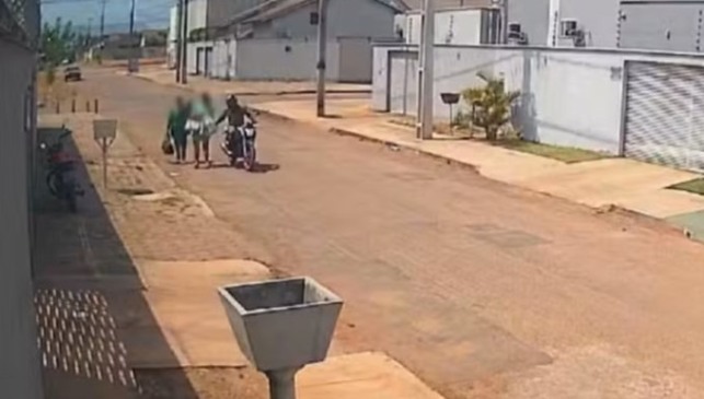 Motociclista é flagrado por câmera de segurança ao assediar mulher em rua de Palmas — Foto: Sou de Palmas/Reprodução/TV Anhanguera