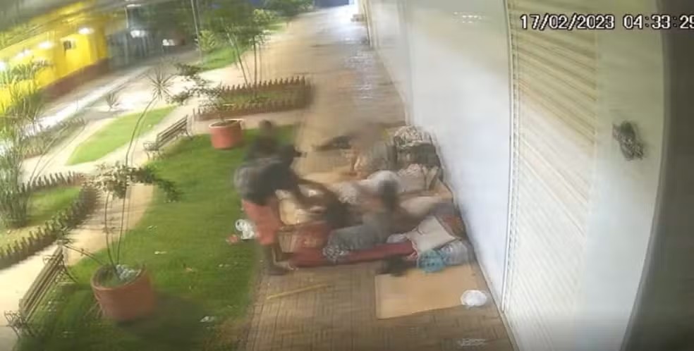 Momento em que agressores puxam homem para canteiro e o matam — Foto: Câmera de segurança/Reprodução