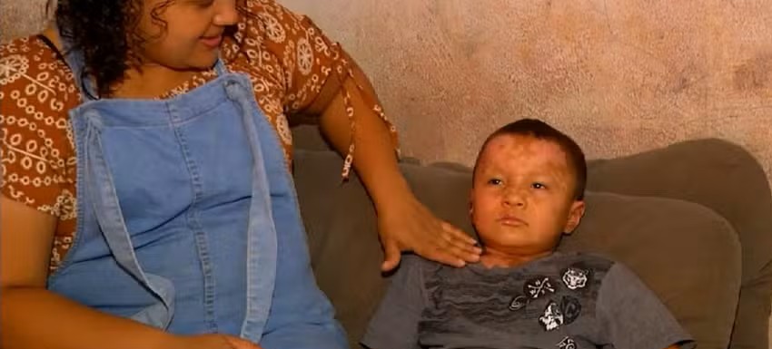 Eduardo Pereira Barros e a mãe Mikaelle Bezerra Barros — Foto: Reprodução/TV Anhanguera