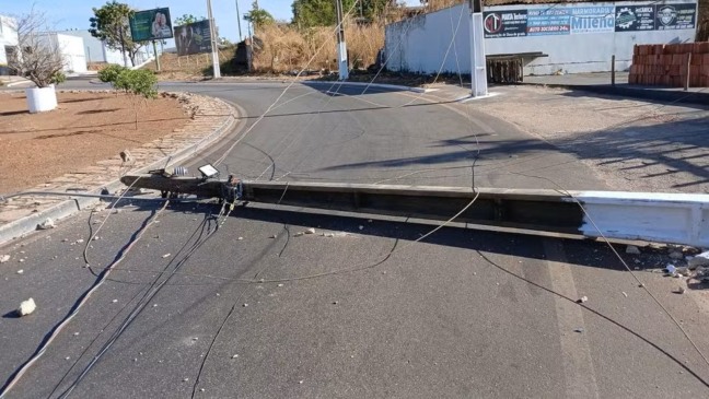 Poste derrubado em Paraíso do Tocantins — Foto: Divulgação/Energisa