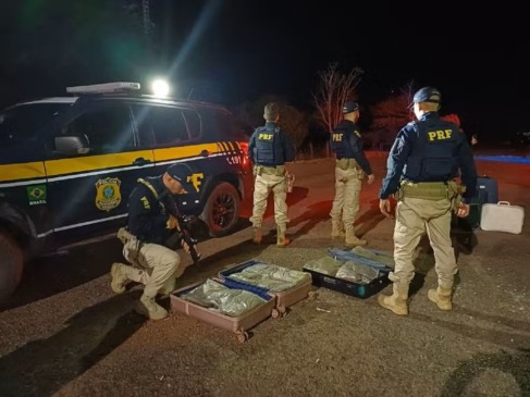 Malas transportavam 26 kg de maconha — Foto: Divulgação/PRF