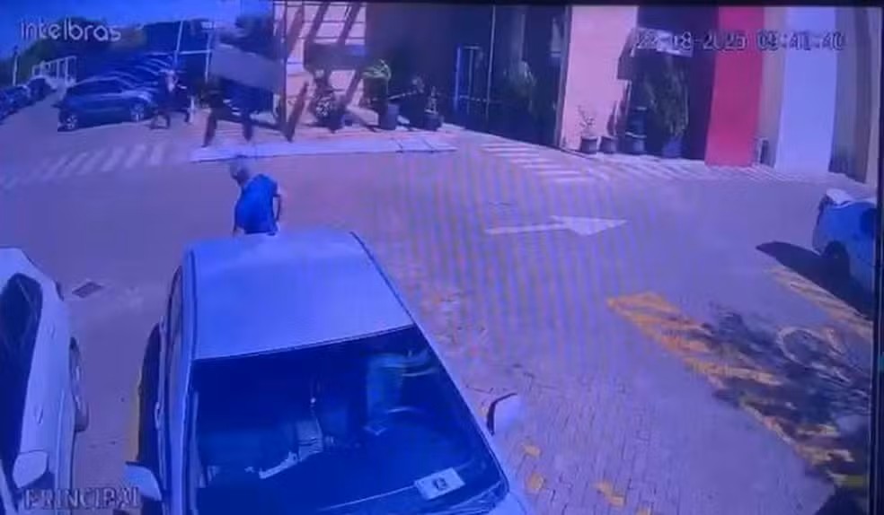 Momento do acidente com o advogado e professor universitário Abizair Antônio Paniago — Foto: Reprodução/Thiago Perez