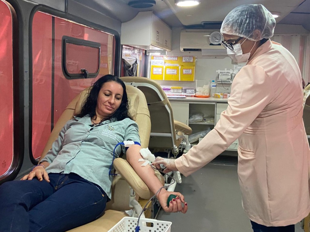 A gerente de finanças da Tocantins Parcerias, Maria Dimar doou sangue pela primeira vez, durante a coleta externa em frente à Tocantins Parcerias - Foto: Ananda Santos/Governo do Tocantins