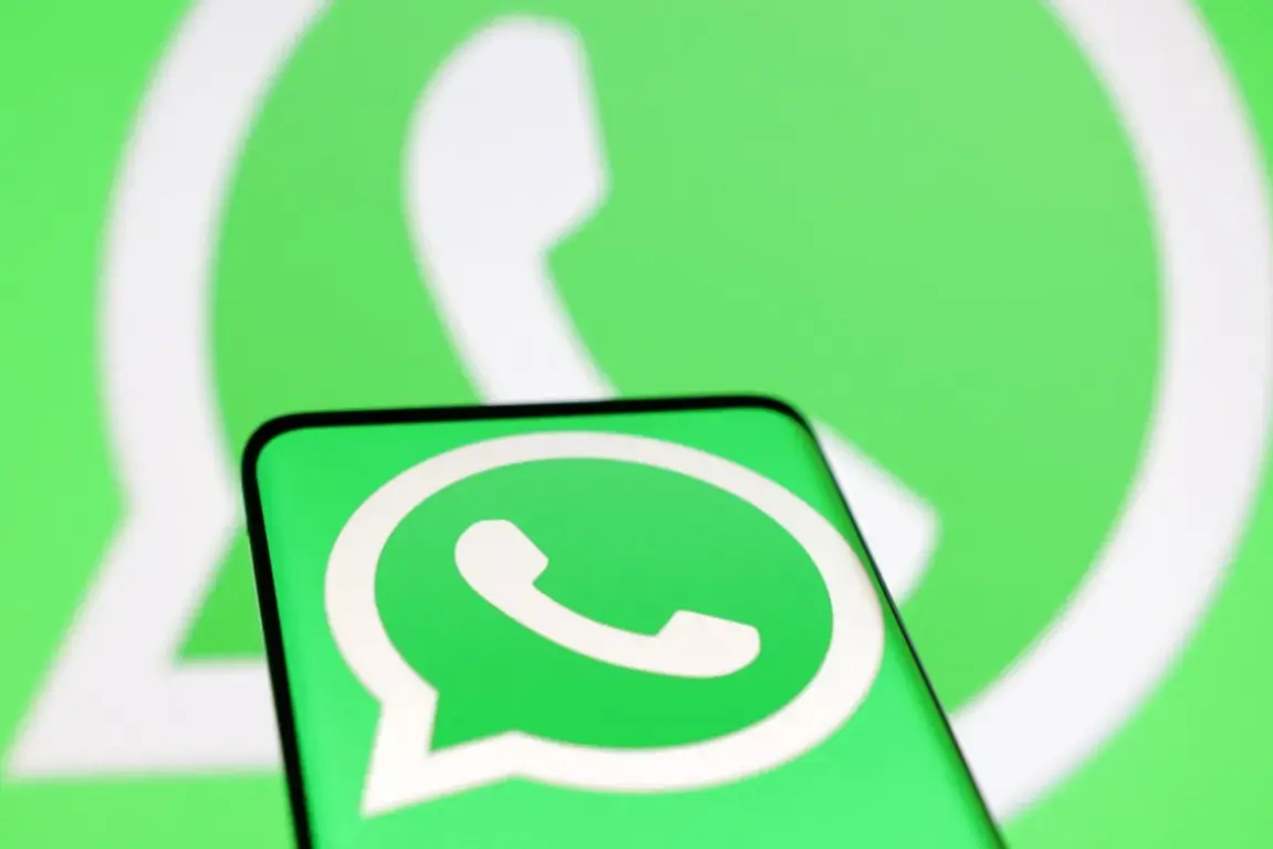 Ilustração com logo do WhatsApp — Foto: REUTERS/Dado Ruvic