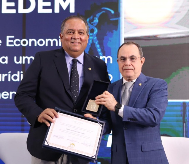 Senador participa de evento em comemoração aos 20 anos da COPEDEM e é homenageado por desembargador