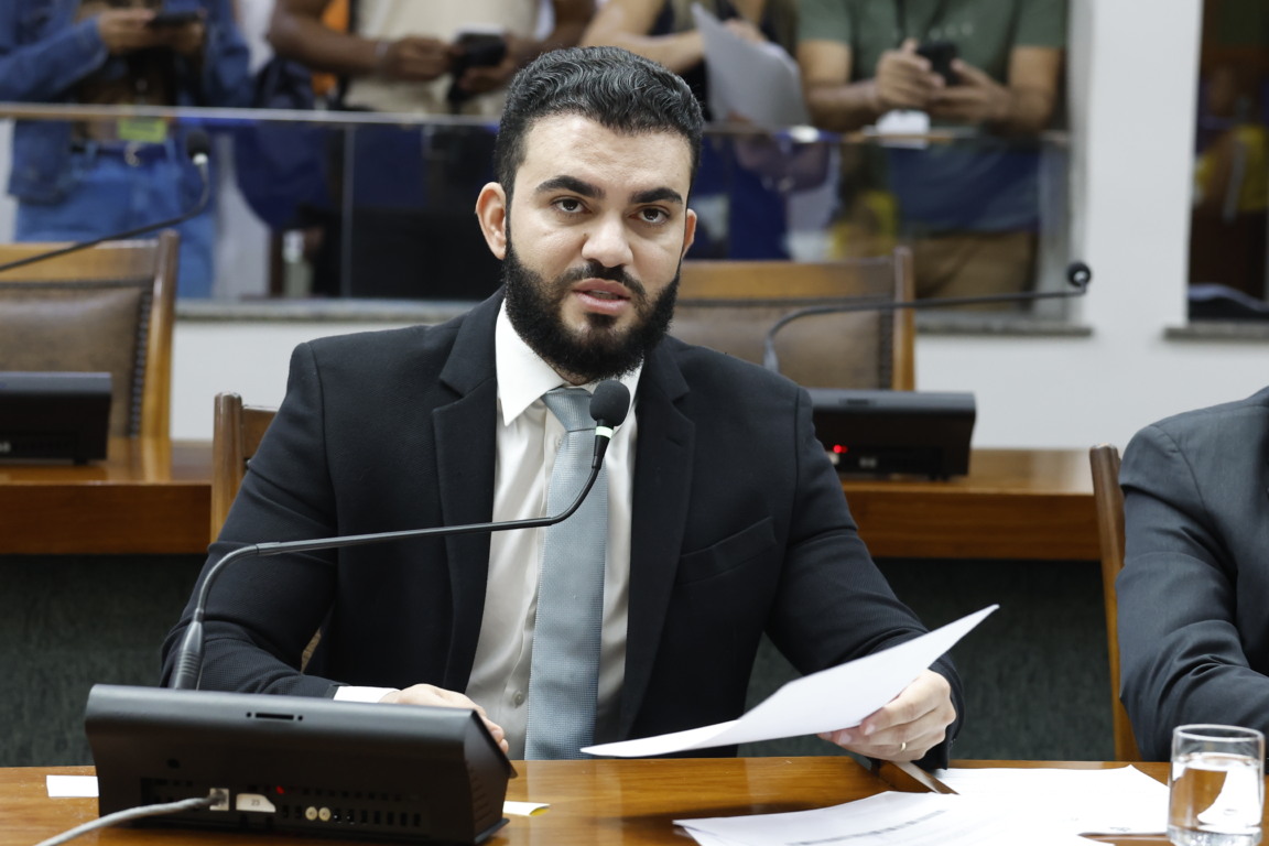 Léo Barbosa propõe lei que garante direitos a crianças com deficiência no ambiente escolar