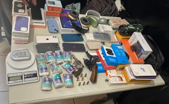 Material apreendido com os suspeitos de roubo — Foto: PM/ Divulgação