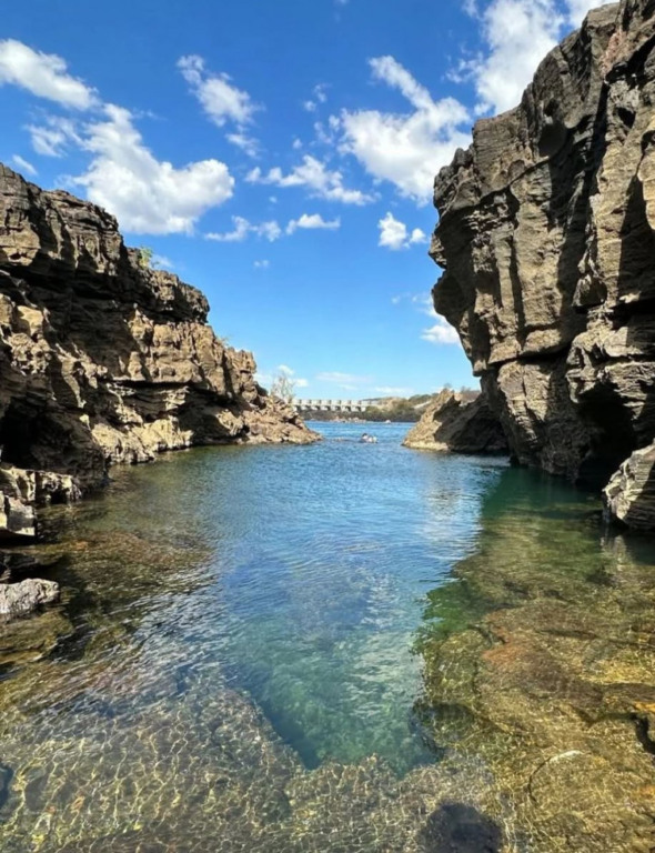 Paradisíaco, Cânion da Ilha Negra chama atenção de turistas, mas visitação é proibida