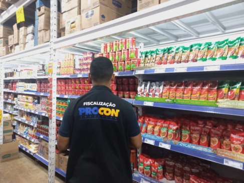 A maior variação encontrada foi no extrato de tomate (310g), que apresentou uma diferença de 140%, com preços variando entre R$2,50 e R$5,99