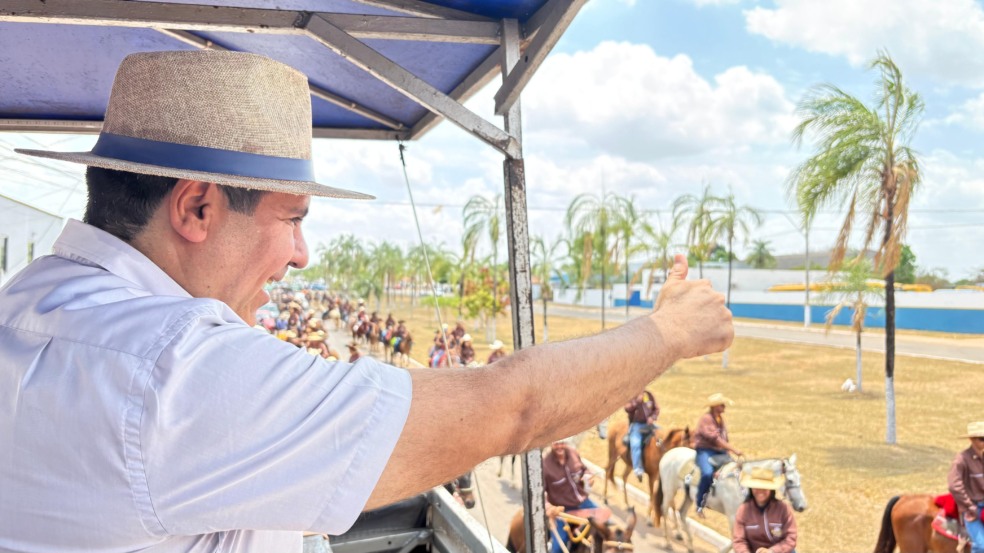 
O parlamentar esteve neste domingo na tradicional festa, que reuniu 22 comitivas e cerca de 600 cavaleiros e amazonas
