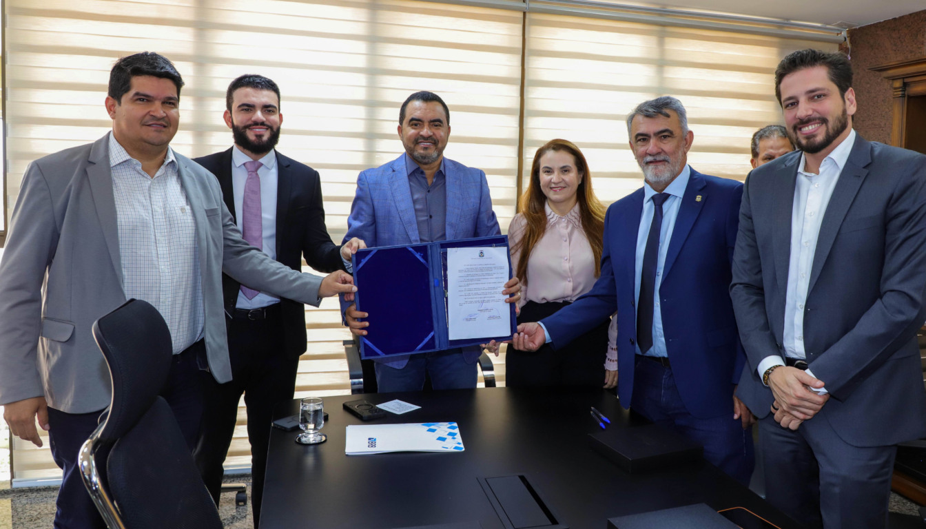 Estavam presentes o secretário da Saúde, Carlos Felinto; os deputados estaduais Léo Barbosa e Olyntho Neto; o presidente da Assembleia Legislativa, Amélio Cayres; o secretário-chefe da Casa Civil, Deocleciano Filho; e a superintendente da Secretaria da Saúde, Rosa Helena Ambrosio - Foto: Antonio Gonçalves/Governo do Tocantins Estavam presentes o secretário da Saúde, Carlos Felinto; os deputados estaduais Léo Barbosa e Olyntho Neto; o presidente da Assembleia Legislativa, Amélio Cayres; o secretário-chefe da Casa Civil, Deocleciano Filho; e a superintendente da Secretaria da Saúde, Rosa Helena Ambrosio - Foto: Antonio Gonçalves/Governo do Tocantins