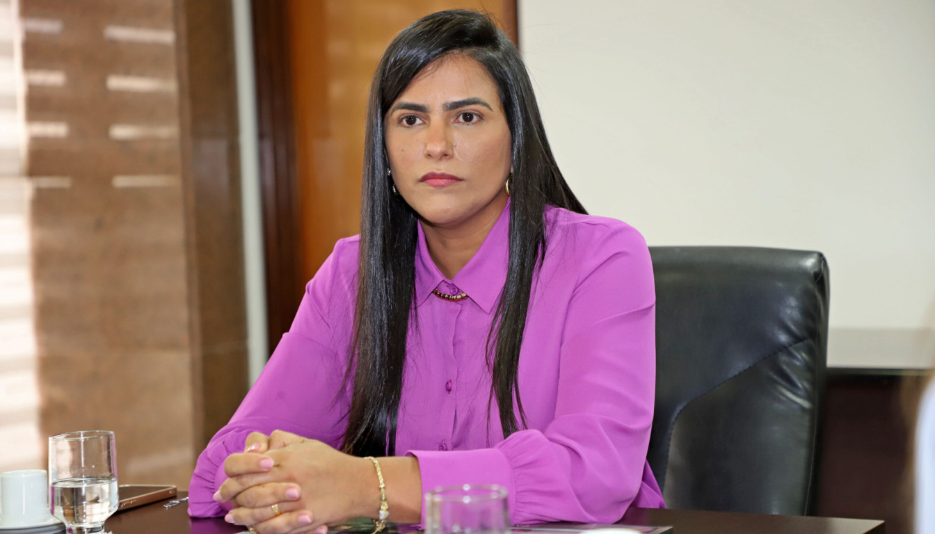 Karynne também reage a demissões em massa na educação: “o Tocantins chora”; Kátia ataca post