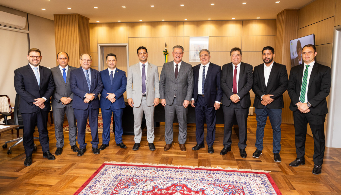  Governador Laurez Moreira se reuniu com o ministro da Agricultura, Carlos Fávaro, para alinhar ações que vão fortalecer as estradas rurais do Tocantins e apoiar os municípios na logística agrícola - Foto: Vinícius Santa Rosa/Governo do Tocantins