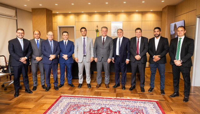  Governador Laurez Moreira se reuniu com o ministro da Agricultura, Carlos Fávaro, para alinhar ações que vão fortalecer as estradas rurais do Tocantins e apoiar os municípios na logística agrícola - Foto: Vinícius Santa Rosa/Governo do Tocantins
