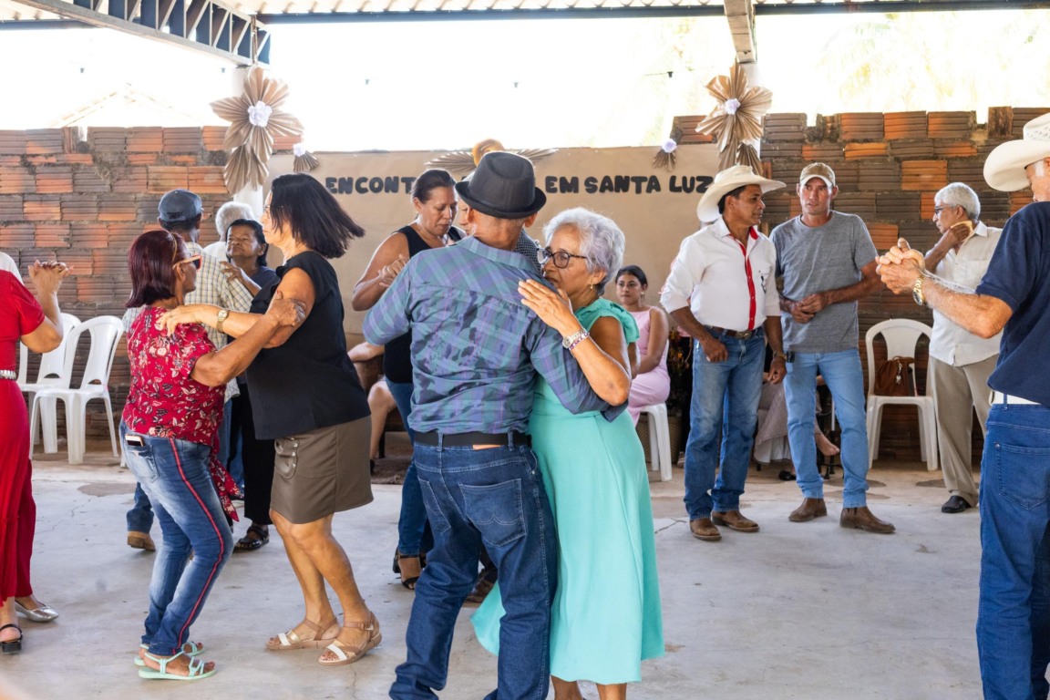 Prefeito Celso Morais anuncia nova praça em Santa Luzia durante forró com idosos