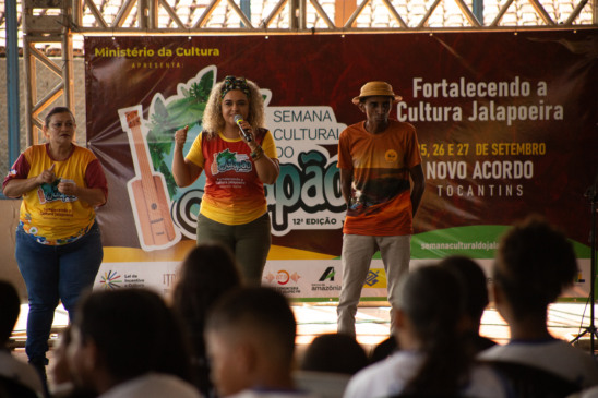 Núbia Dourado acompanhada de autoridades e artistas locais, abriu a programação no Colégio Estadual Prof.ᵃ Eliacena Moura Leitão - Foto: Grabriela de Grammont