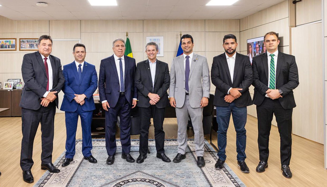 Governador Laurez Moreira, acompanhado do senador Irajá e demais autoridades do estado, buscou fortalecer ações para ampliar a produção de pescado, incentivar a economia local e preservar os recursos aquáticos do estado - Foto: Vinícius Santa Rosa/Governo do Tocantins